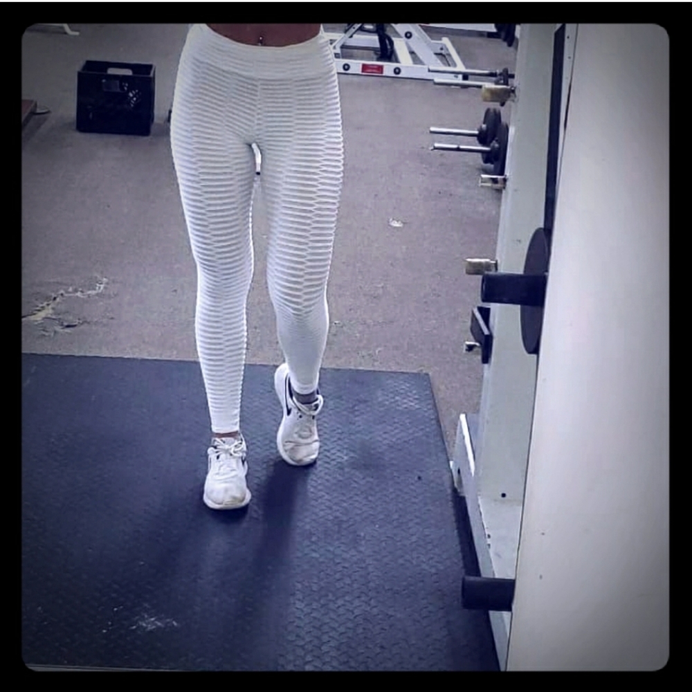White butt scrunch leggings!